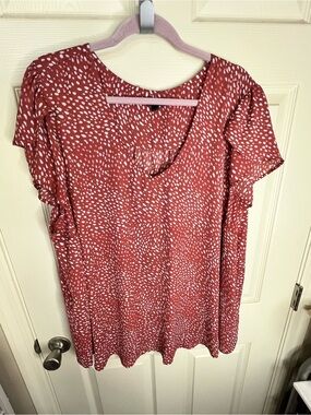 torrid Redish Dot Print V-Neck Flutter Sleeve Topper  Sz 26/28